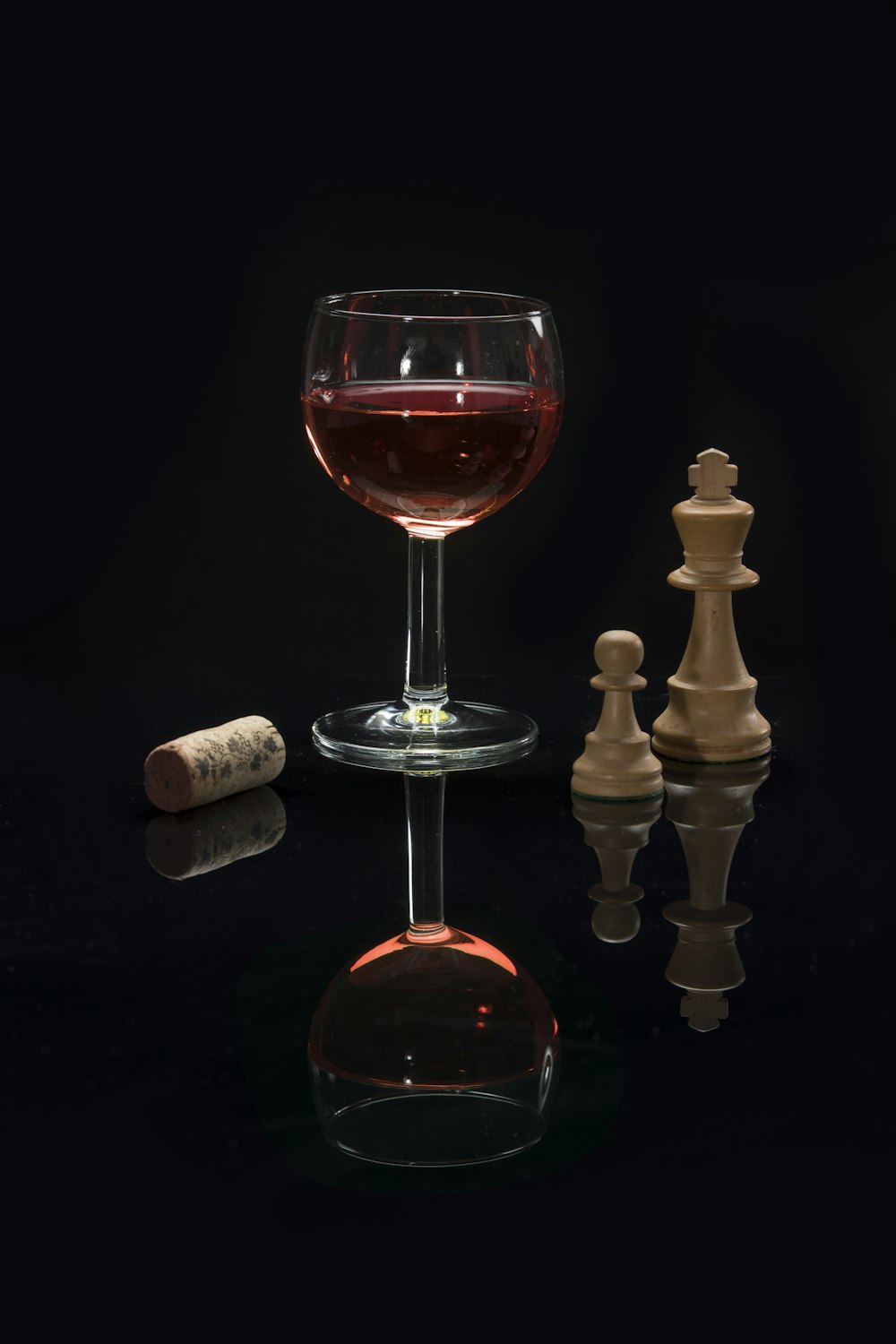 Weinglas mit langem Stiel und roter Flüssigkeit