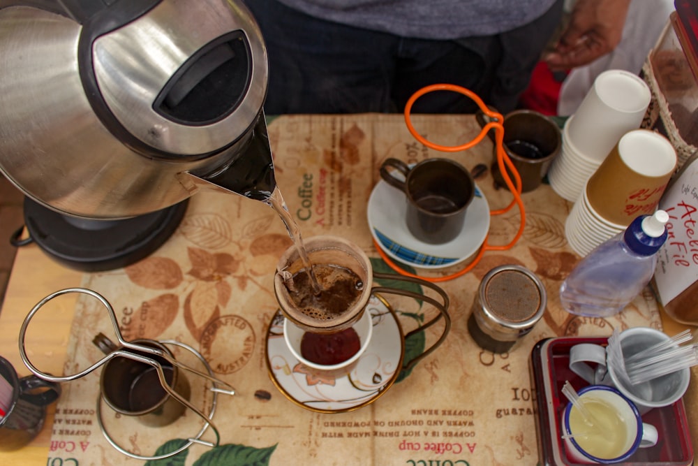 bouilloire versant sur la tasse