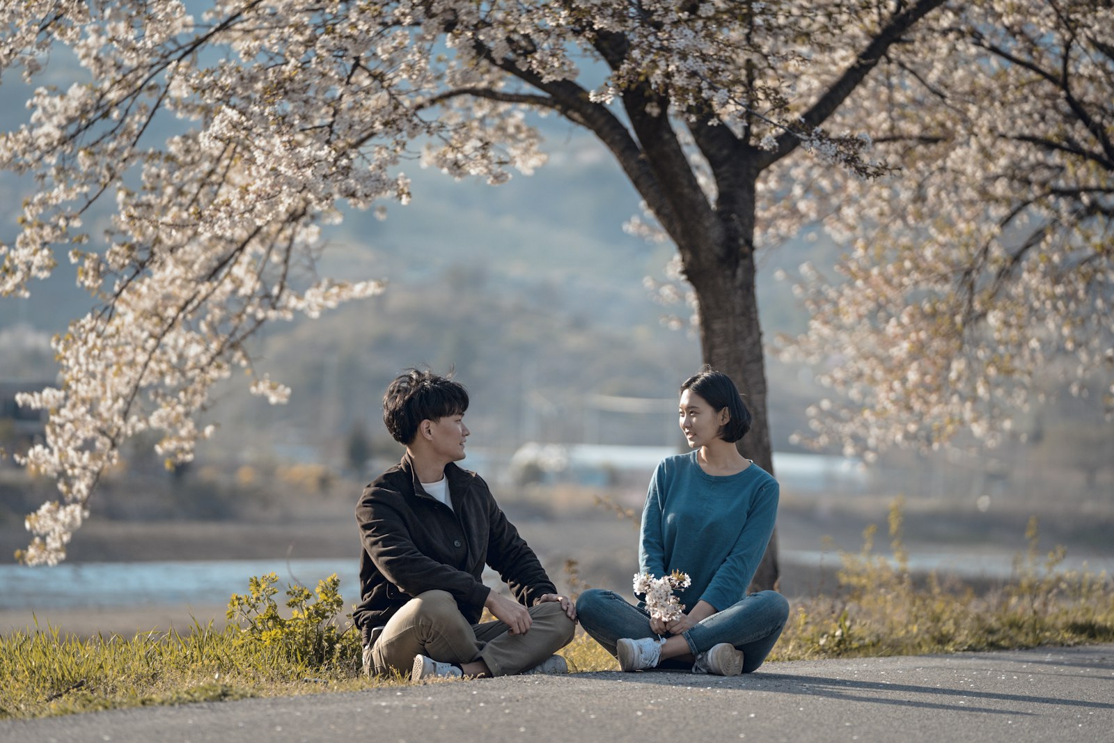 Sony a7 III + Sony FE 70-200mm F2.8 GM OSS sample photo. Man and woman sitting photography