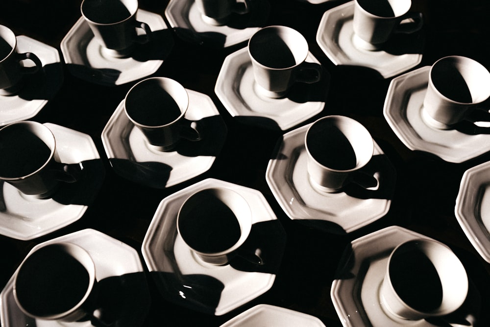tazas de cerámica blanca en platillos