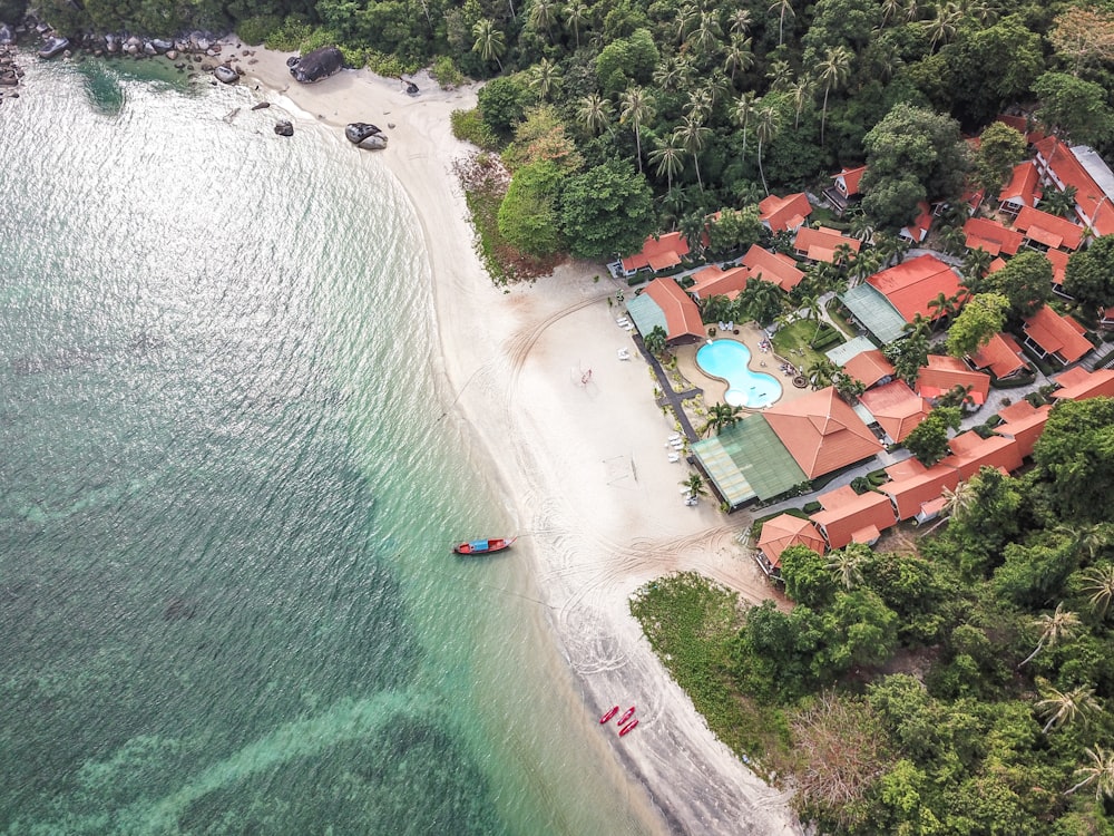 fotografia aerea della casa vicino al mare