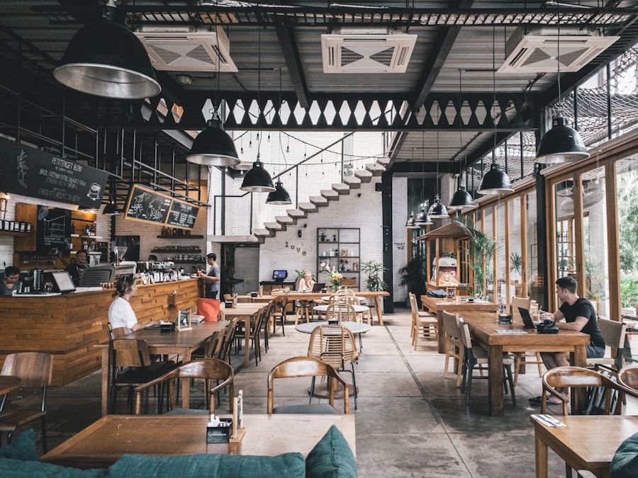 Suasana restoran dan food court modern — ilustrasi penggunaan Software Foodcourt