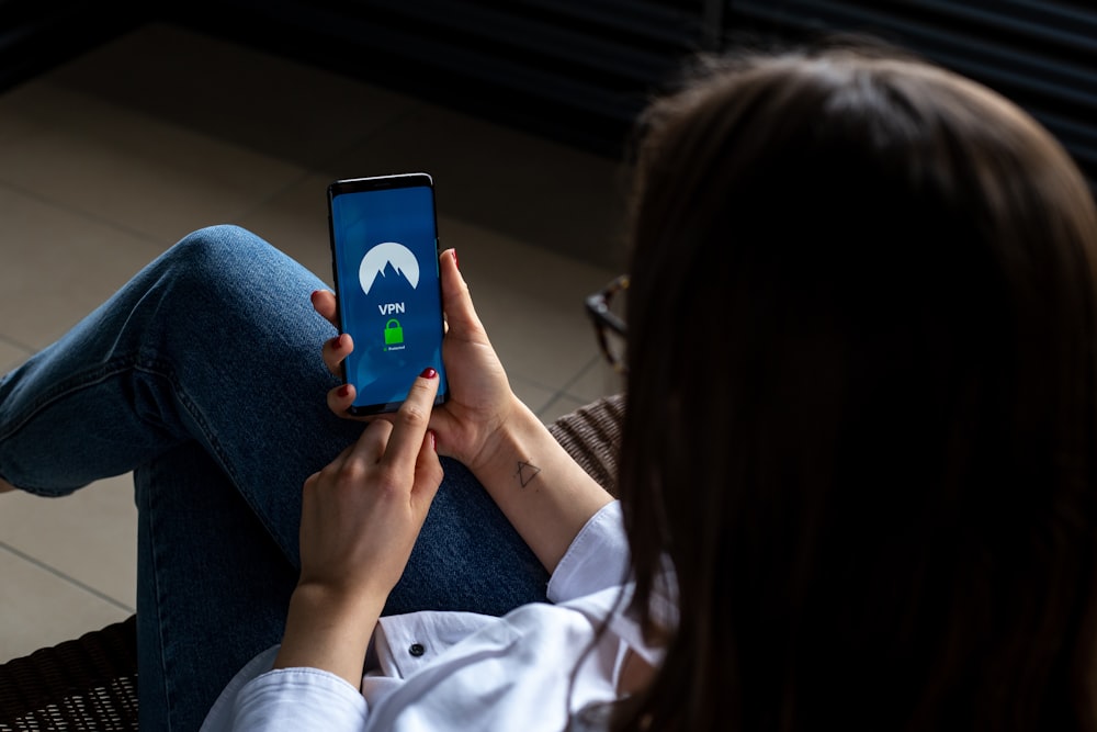 Mujer usando un teléfono inteligente