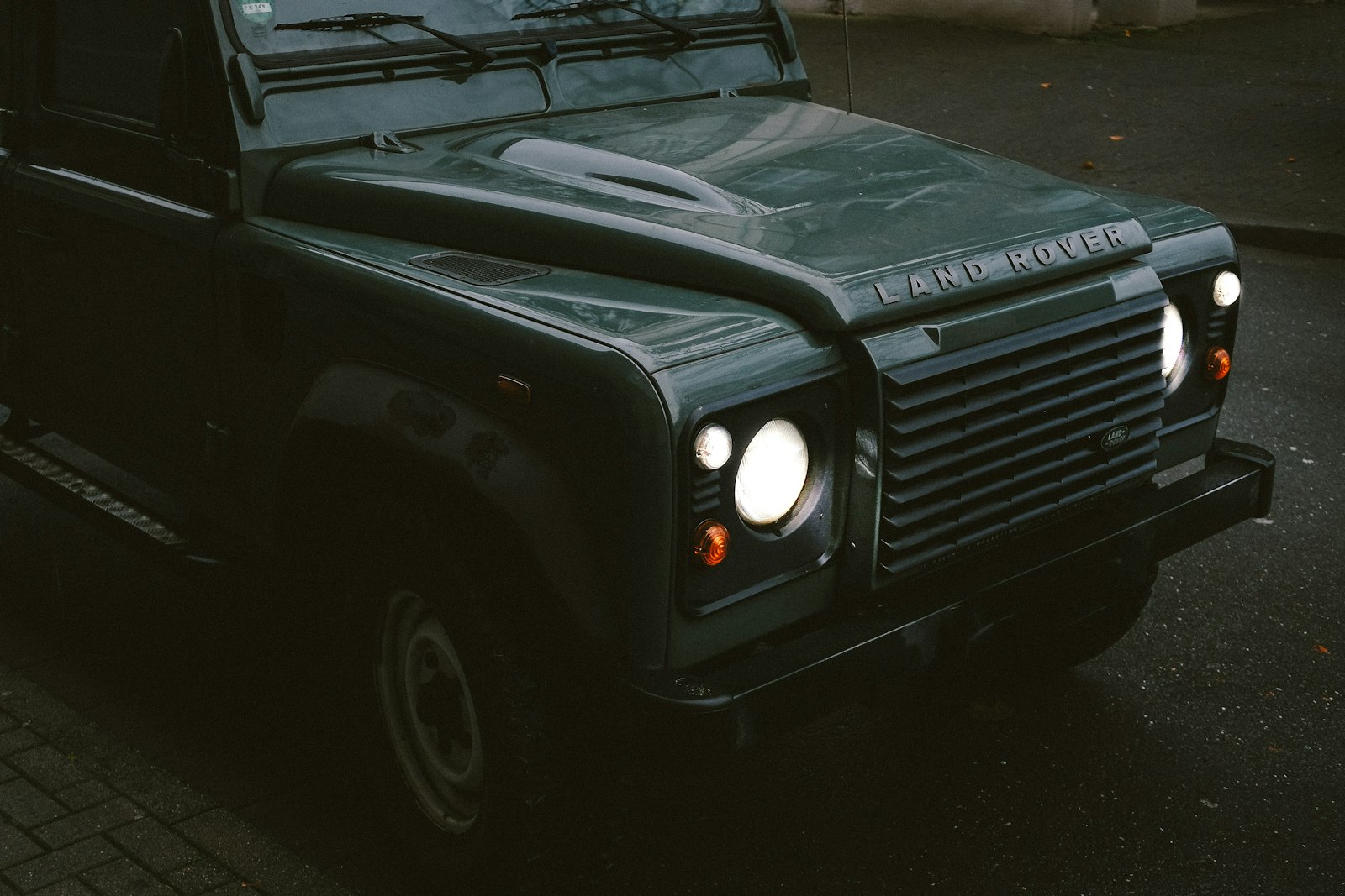 Fujifilm X-E1 + Fujifilm XF 27mm F2.8 sample photo. Black land rover range photography