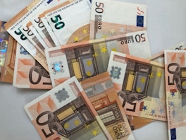 50 euro banknote lot on white surface von Chiara Daneluzzi (https://unsplash.com/@danez1)