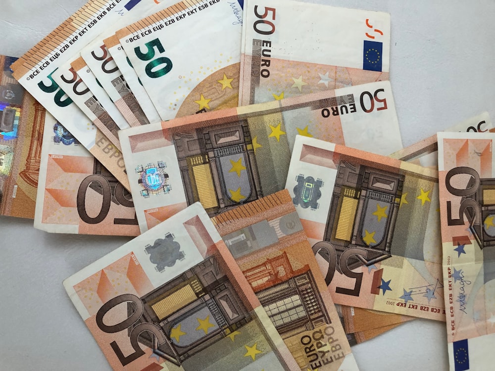Lotto banconote da 50 euro su superficie bianca