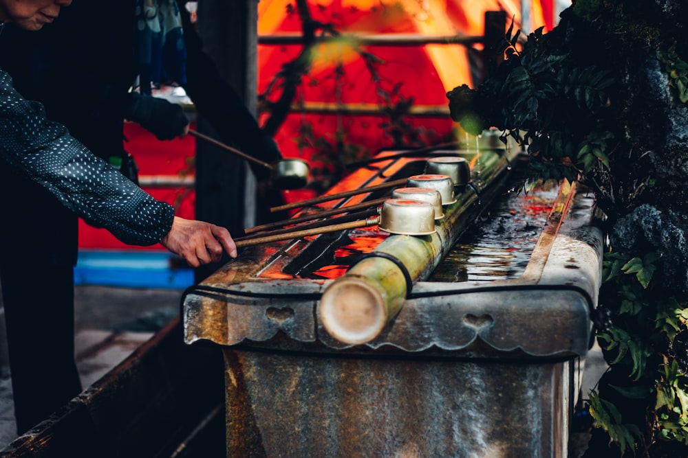 groupe de personnes grillant à l’intérieur de la pièce