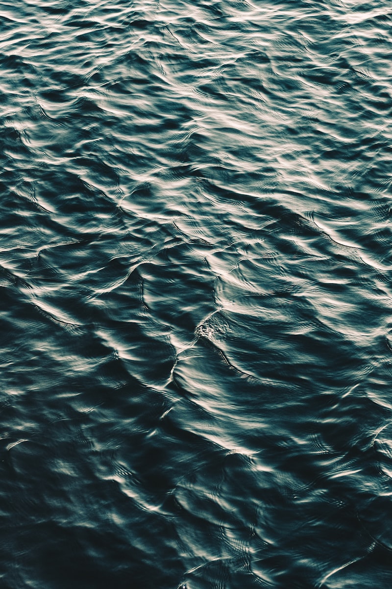 Ruhige Wasseroberfläche mit weichen Lichtreflexen
