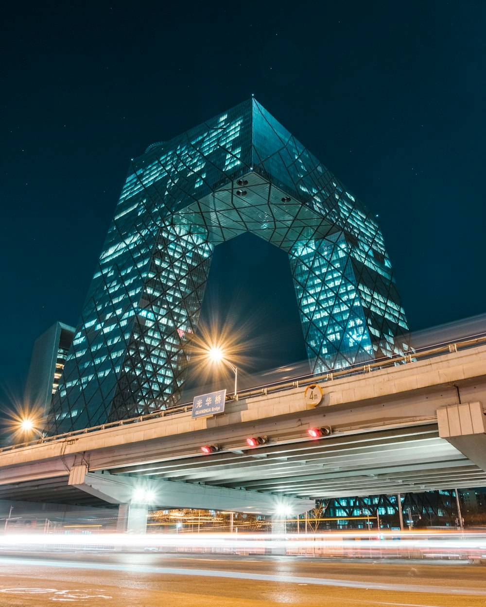 Edificio de hormigón verde azulado durante el día