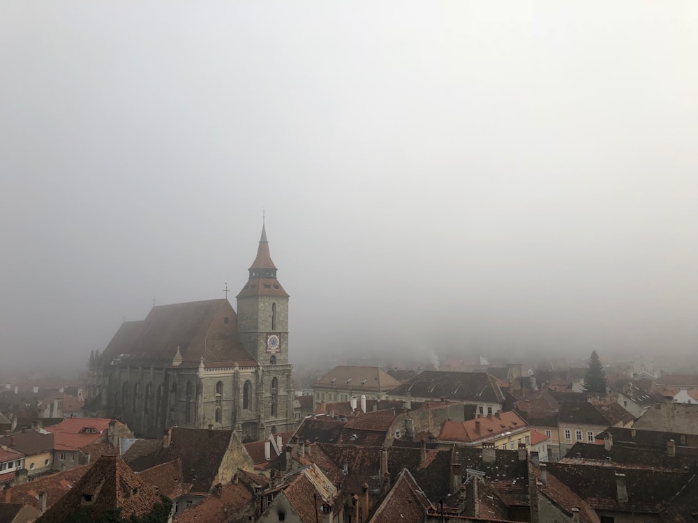 Vue aérienne de la ville sous le brouillard