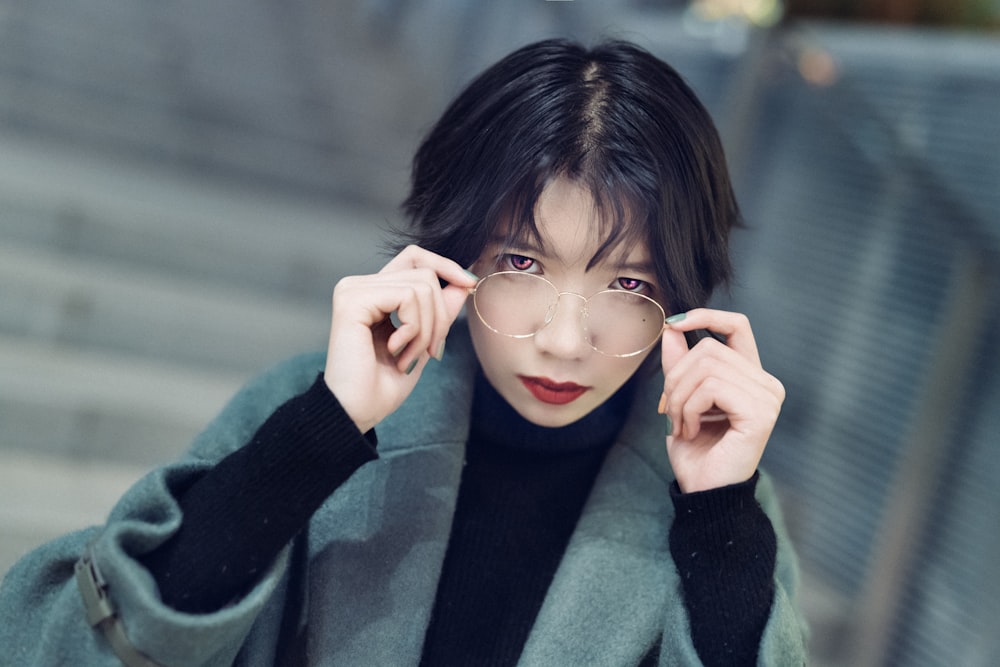 woman wearing gray collared coat