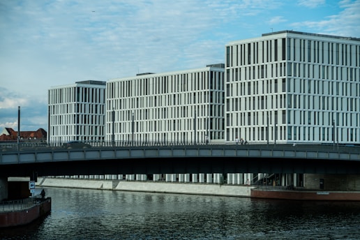 gray concrete building