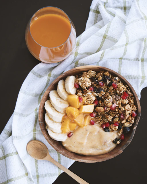 healthy high protein meal prep breakfast bowl with fruit, granola and smoothie for easy weekly meal 