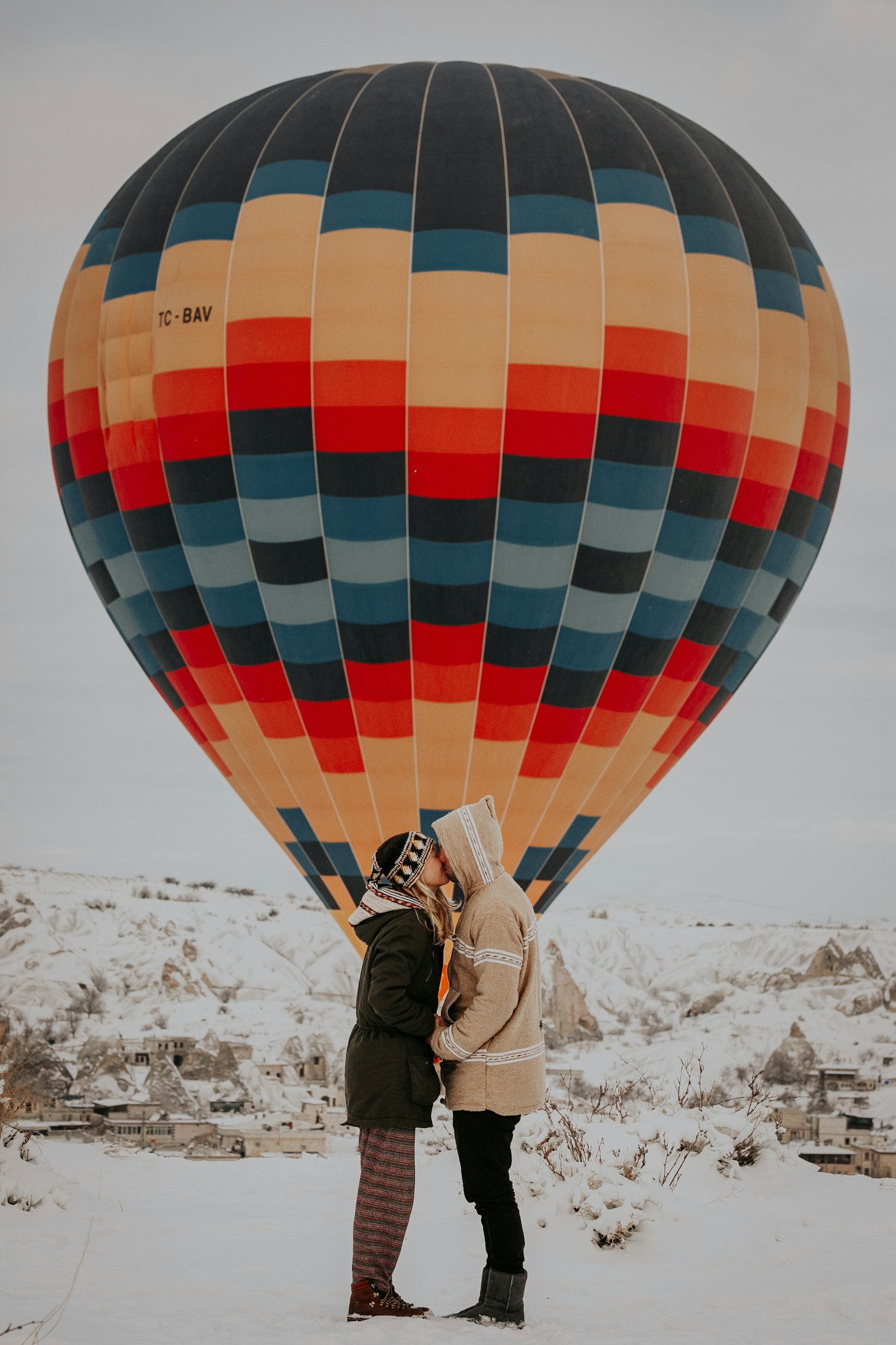 Canon EOS 5D Mark III + Sigma 85mm F1.4 DG HSM Art sample photo. Coupe kissing standing near photography