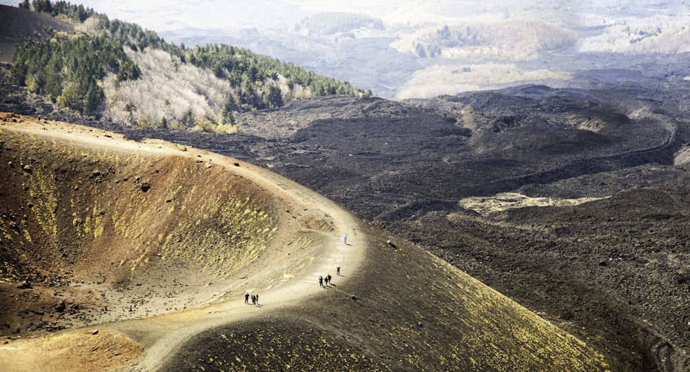 persone che camminano nella valle