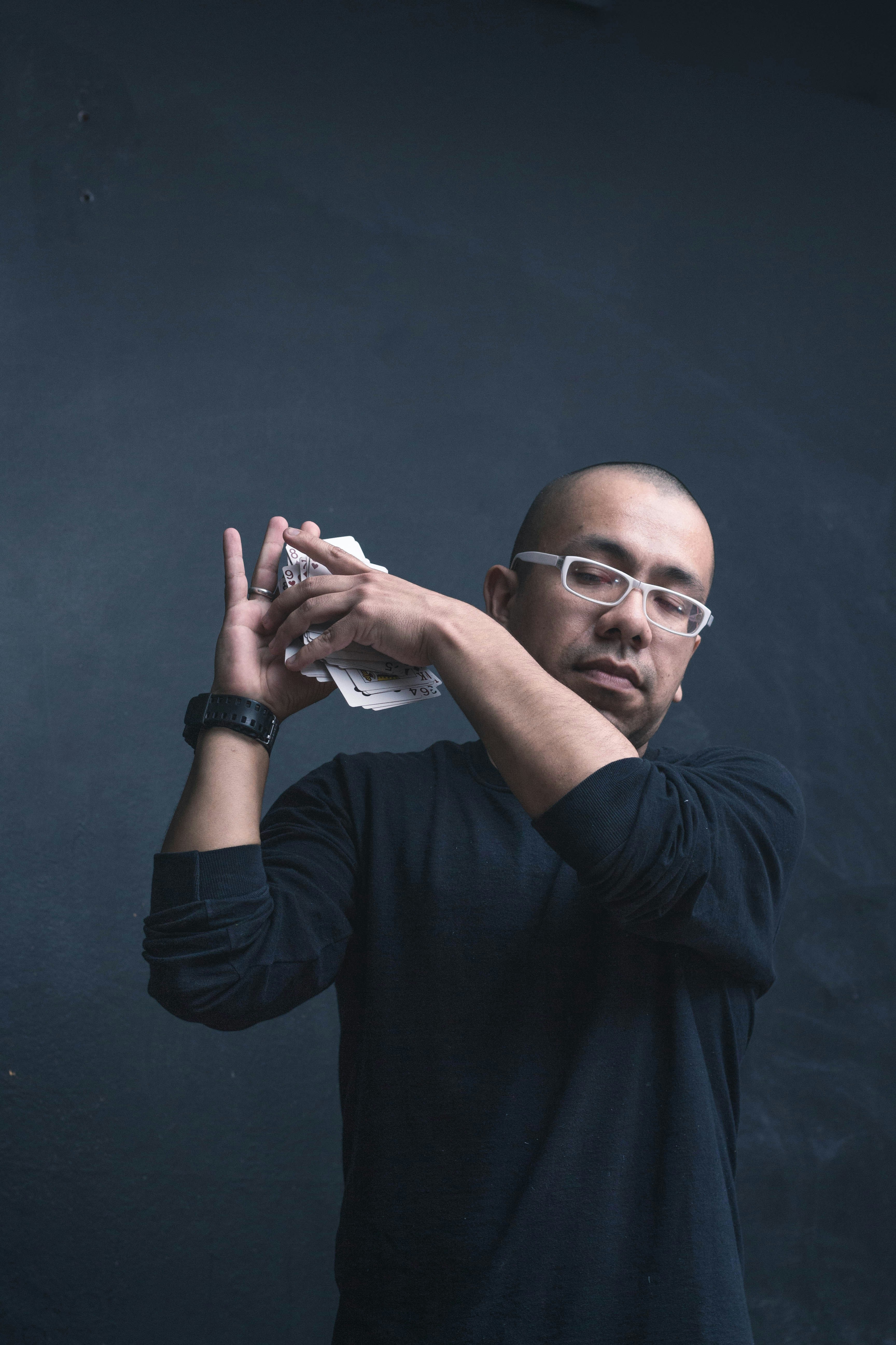 トランプを持つ男