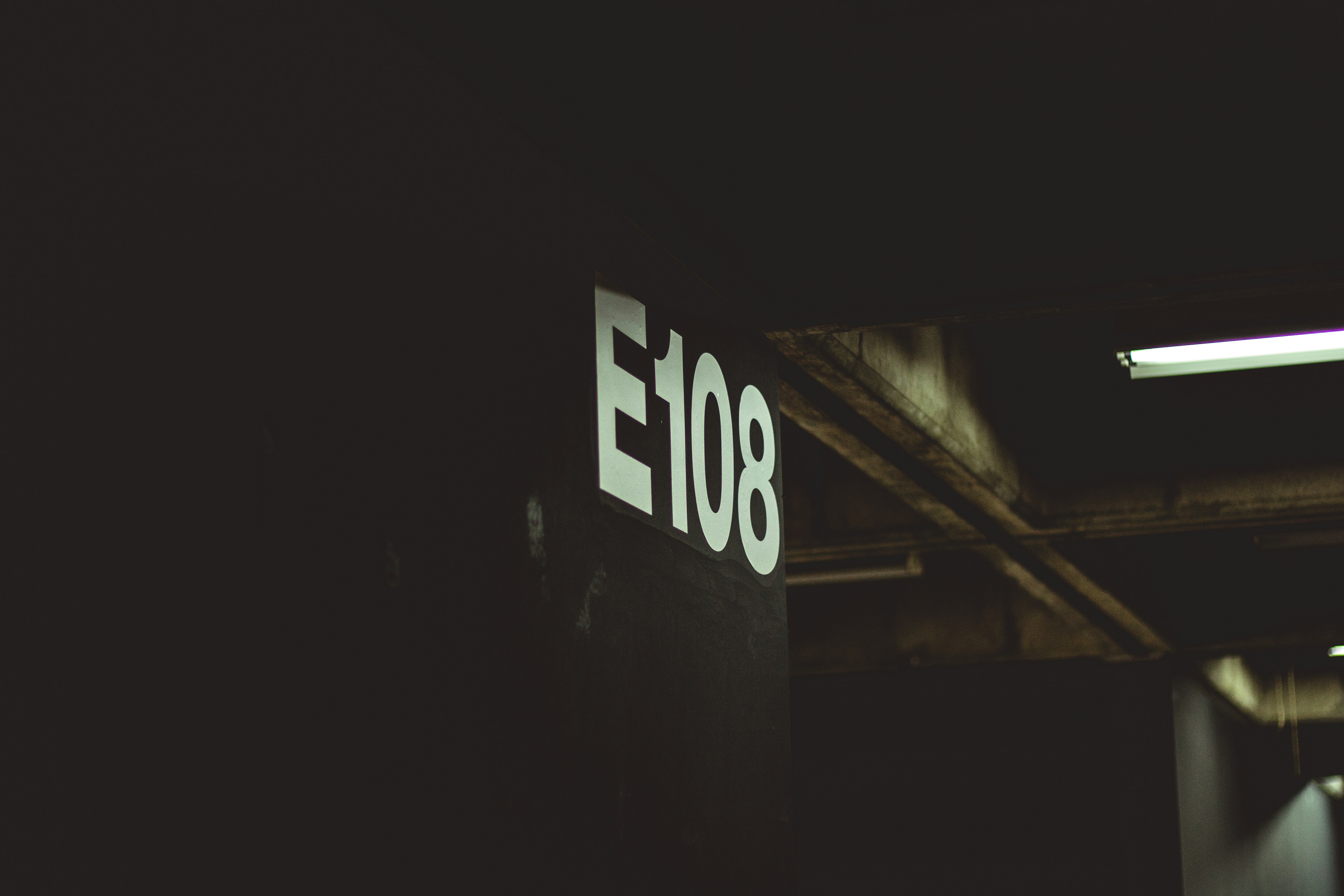 photo-1555438361-70b2bff99ae0?ixid=M3wxMjA3fDB8MXxzZWFyY2h8MTZ8fGVsYW5nMzY3fGVufDB8fHx8MTc1NTgxNjkwOHww\u0026ixlib=rb-4.1.0