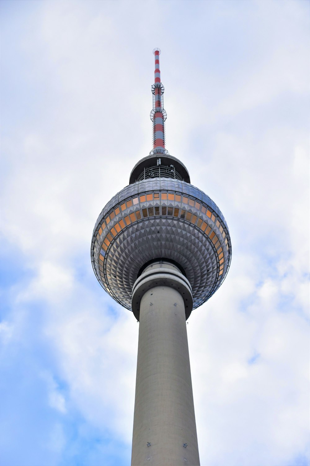 白い展望塔の建築写真