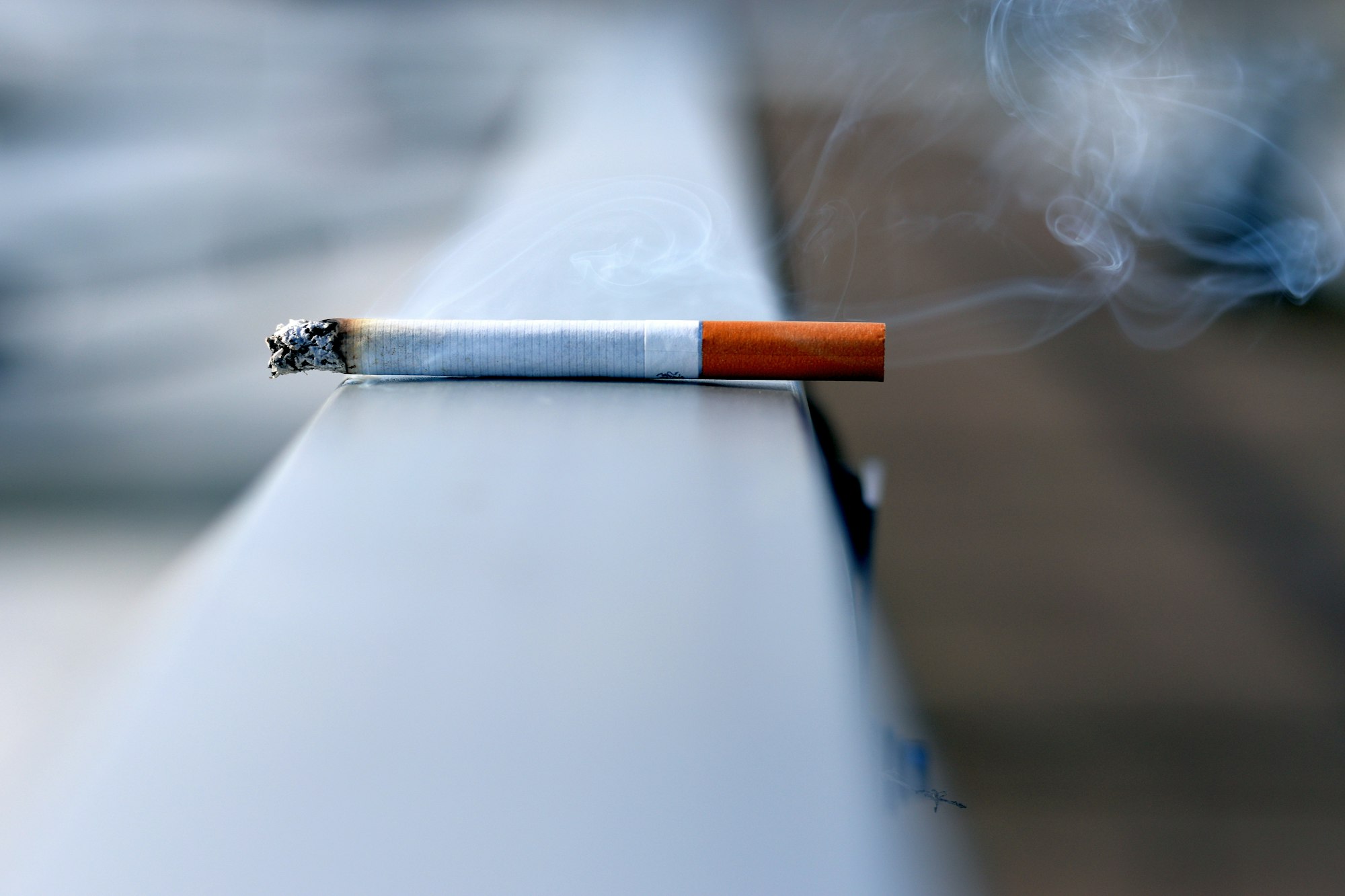 Tobacco cigarette generating mainstream and sidestream smoke