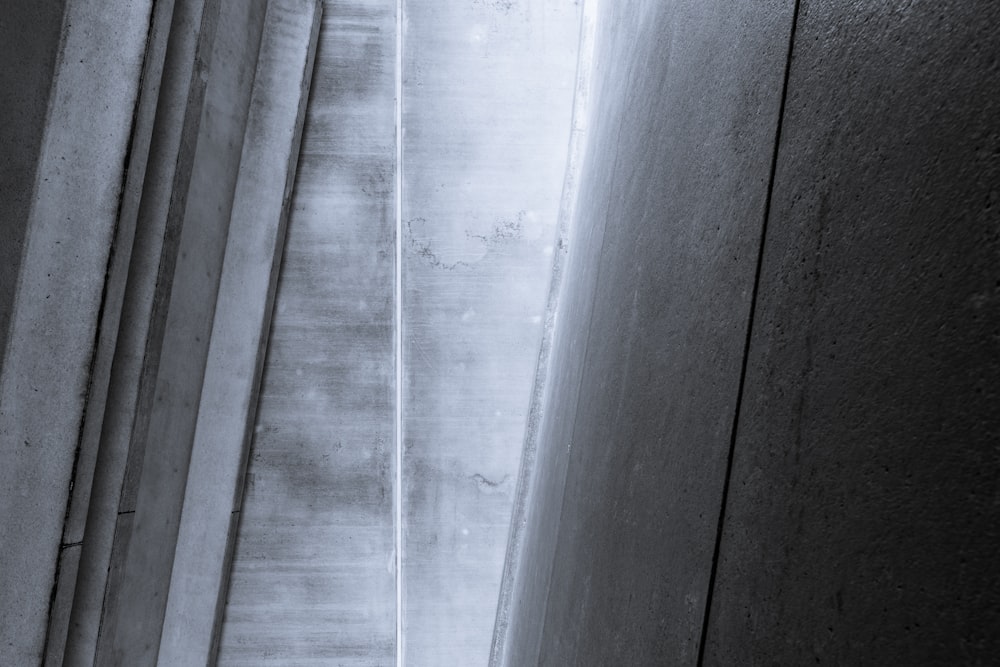 uma foto em preto e branco de uma janela em um prédio