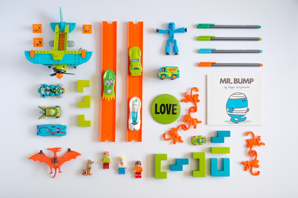 lot de jouets en plastique de couleur assortie