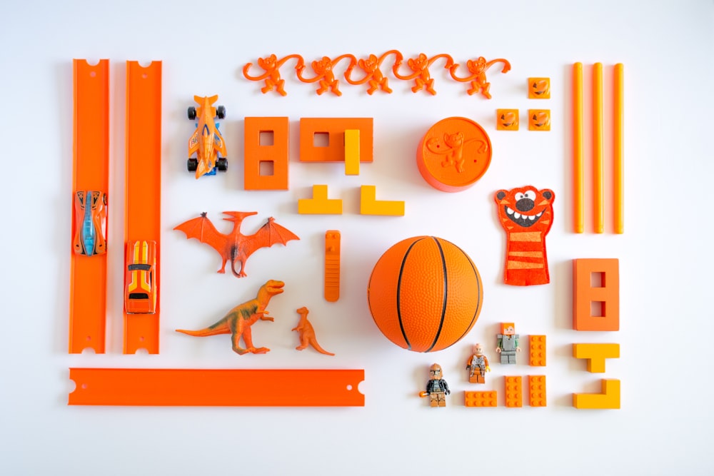 giocattoli di plastica arancioni