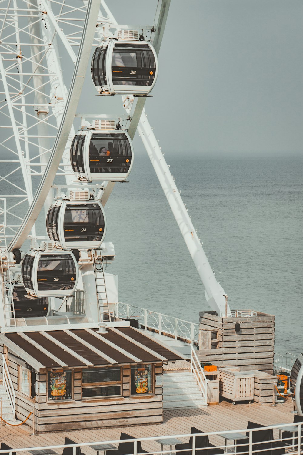 white ferries wheel