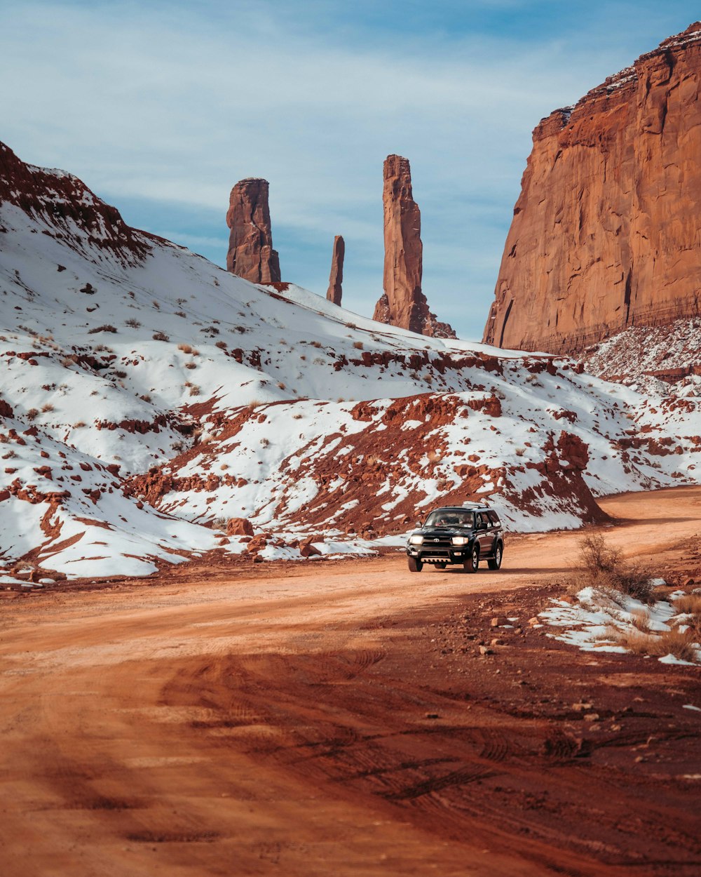 voiture voyageant dans le désert