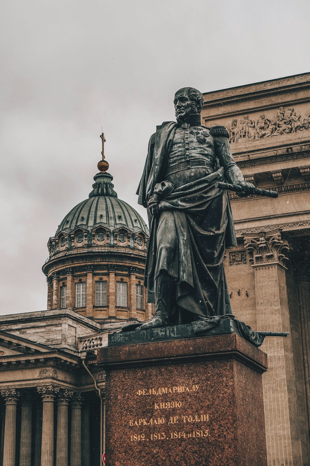 hombre sosteniendo la estatua de hormigón del pergamino