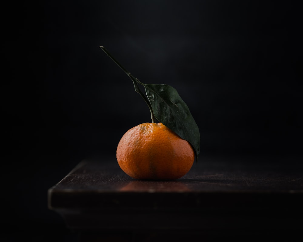黒い表面にオレンジ色の果実