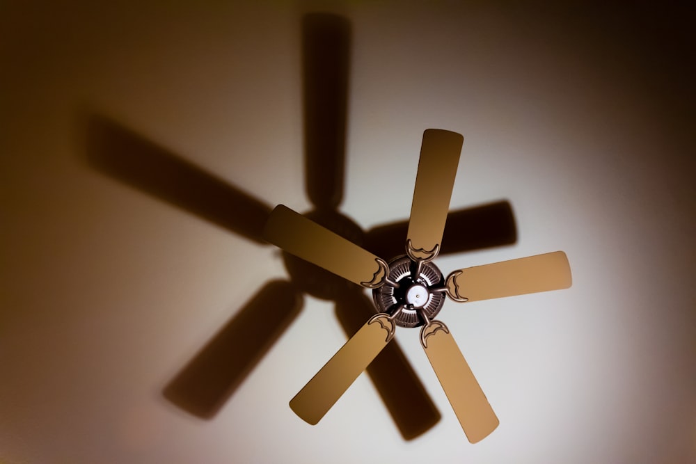 Sombra de ventilador de techo de 5 aspas en el techo