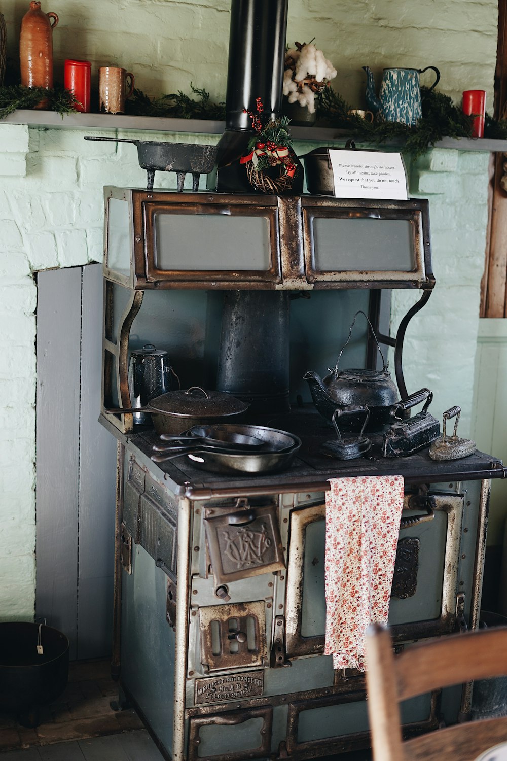 gray cookwares on burner