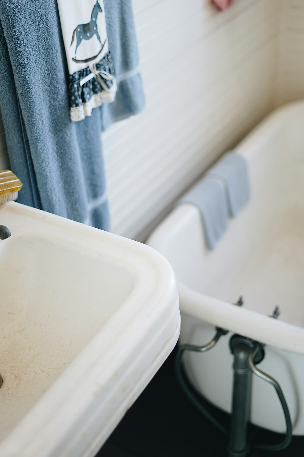 white bathtub