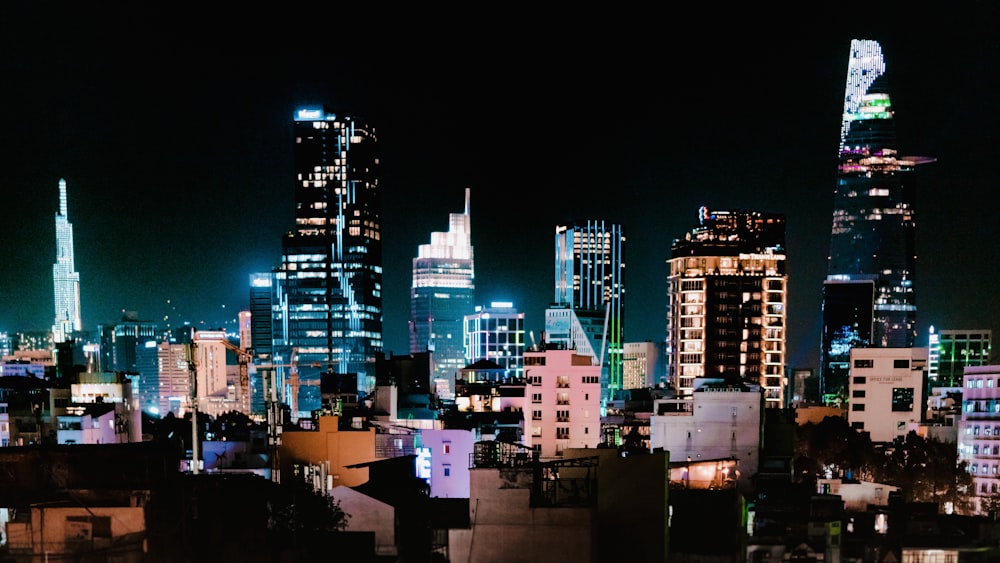 Una vista de una ciudad por la noche desde una azotea