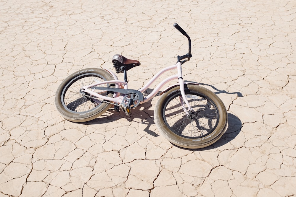 bicicleta branca e marrom