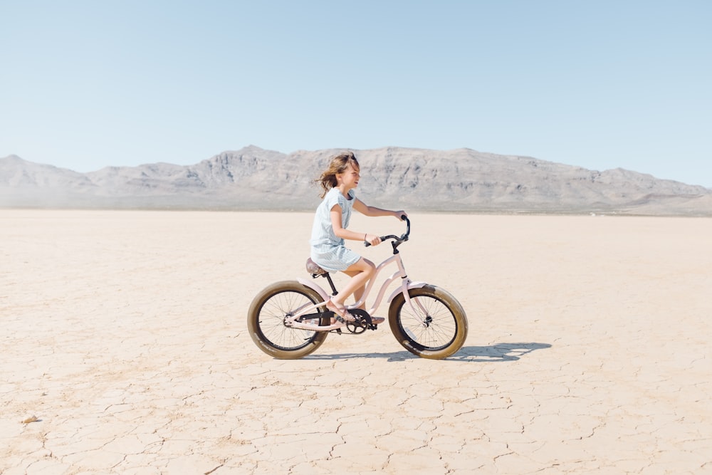 fille faisant du vélo à l’extérieur pendant la journée