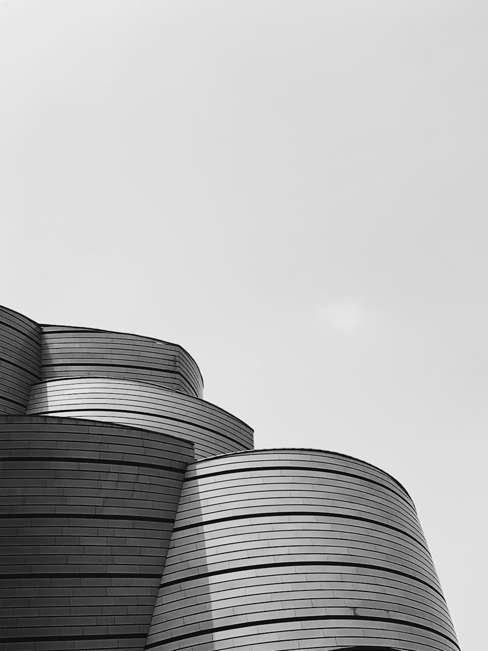 bâtiment en béton gris pendant la journée