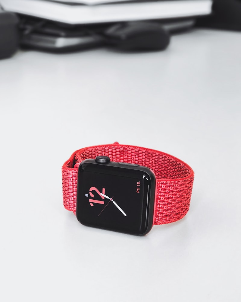 Tischlermeister bei der Arbeit in der Holzwerkstatt