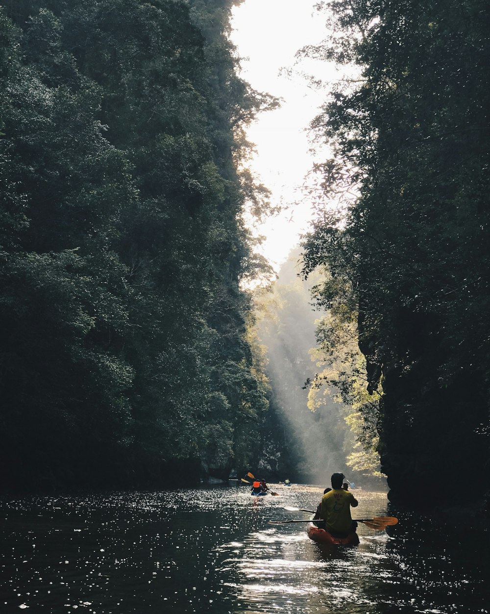 personne à cheval sur un kayak