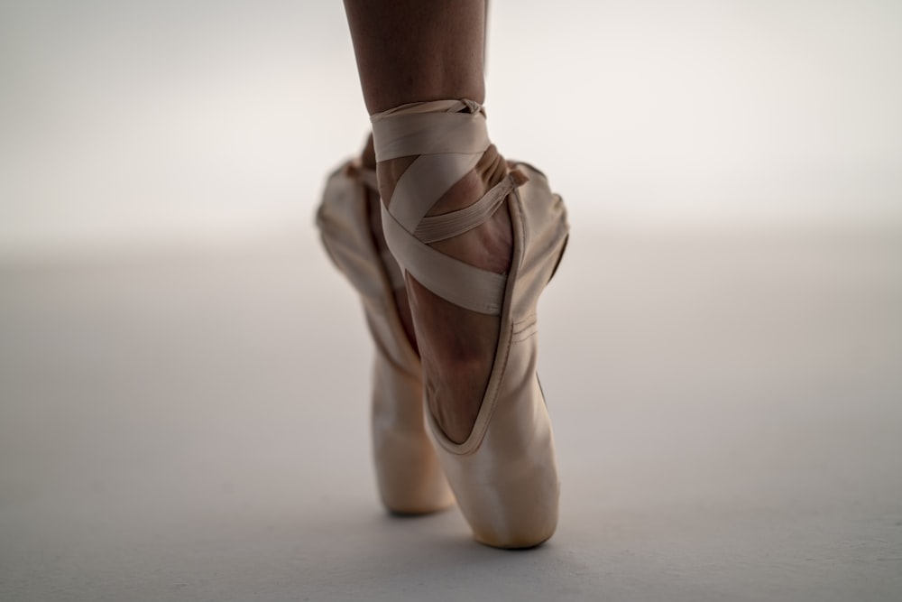 Profesión limpiador Aprovechar Foto Persona con zapatillas de ballet blancas – Imagen Clase de ballet  gratis en Unsplash