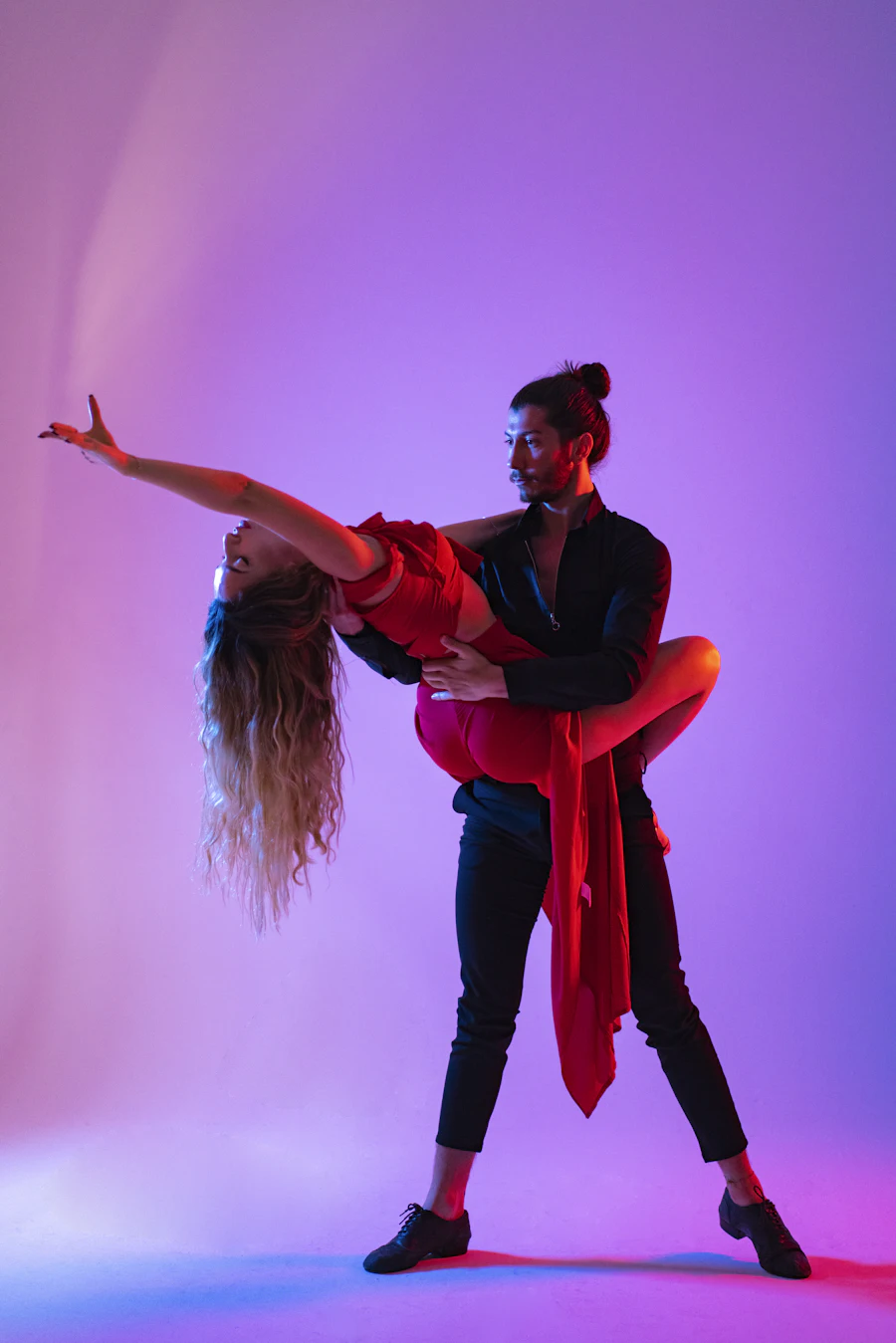 Pareja bailando salsa