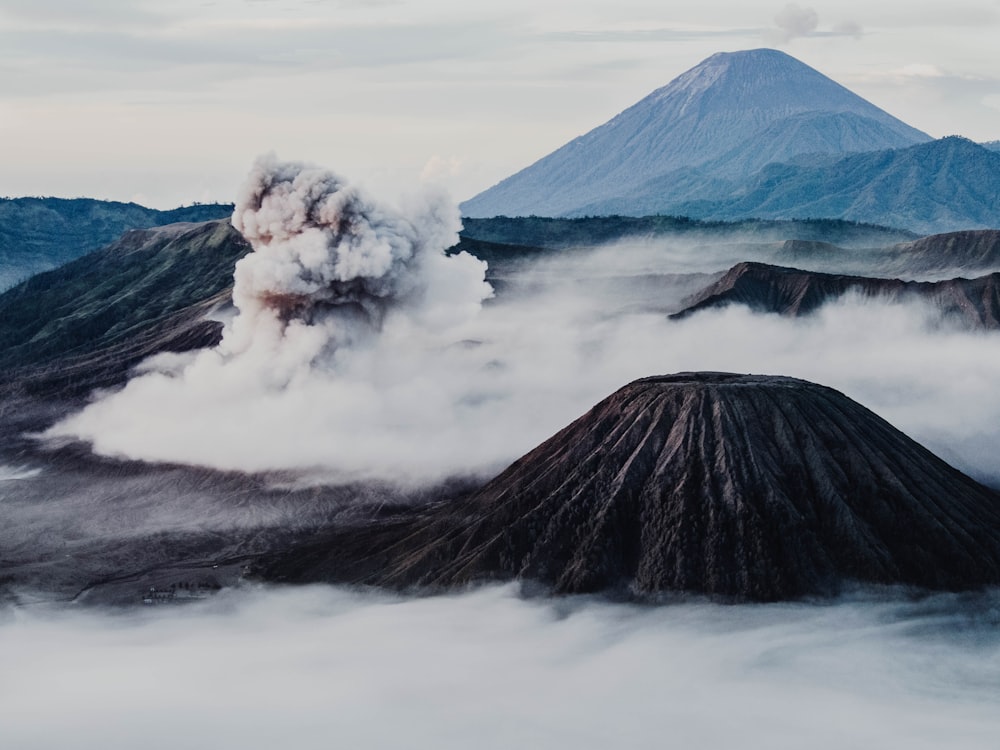Fotografía de vista aérea del volcán cubierto de niebla