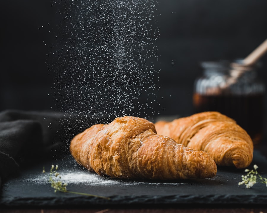 Croissants et pains au chocolat sur un plateau de boulangerie