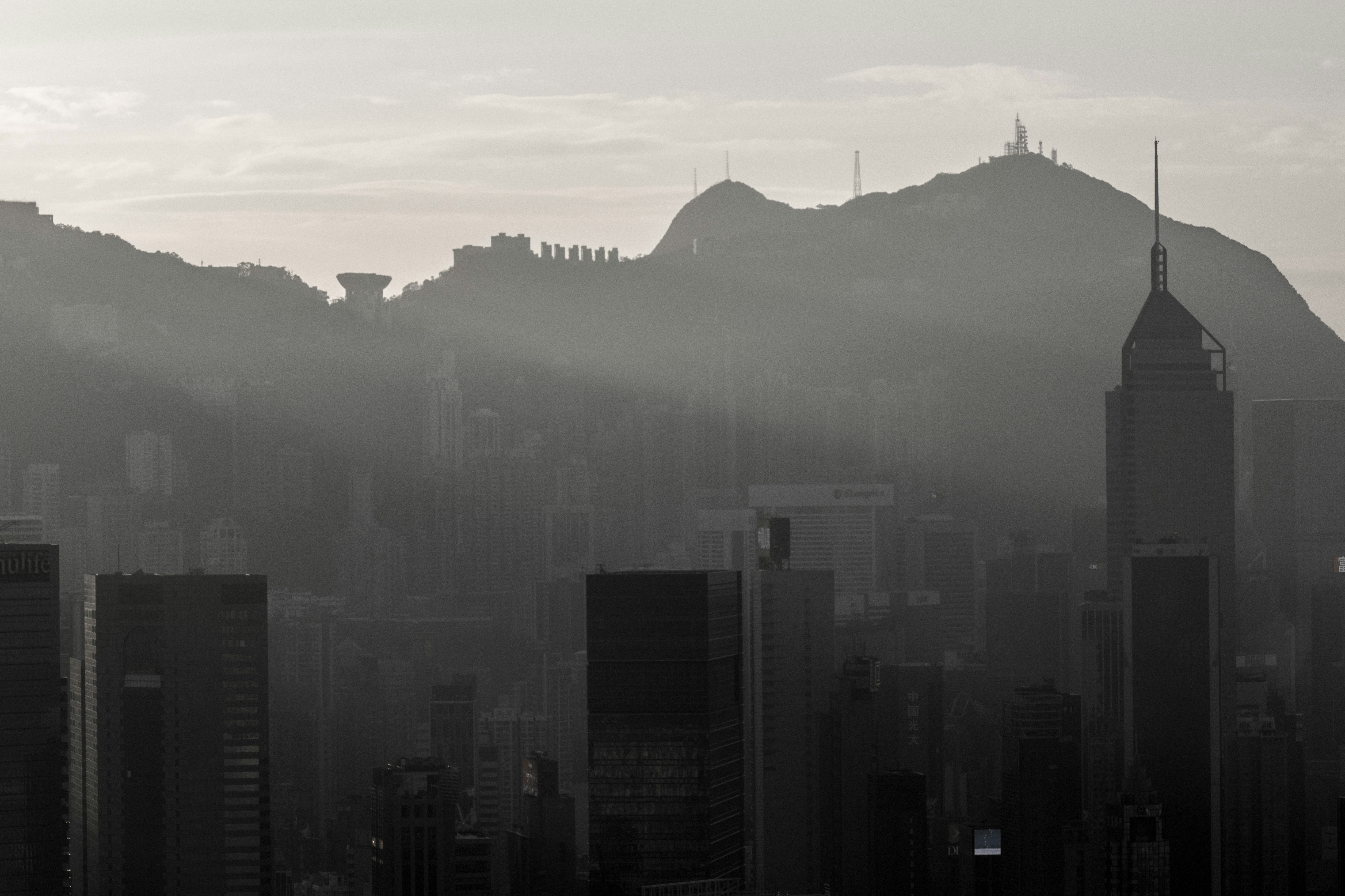 El sol brilla en la ciudad