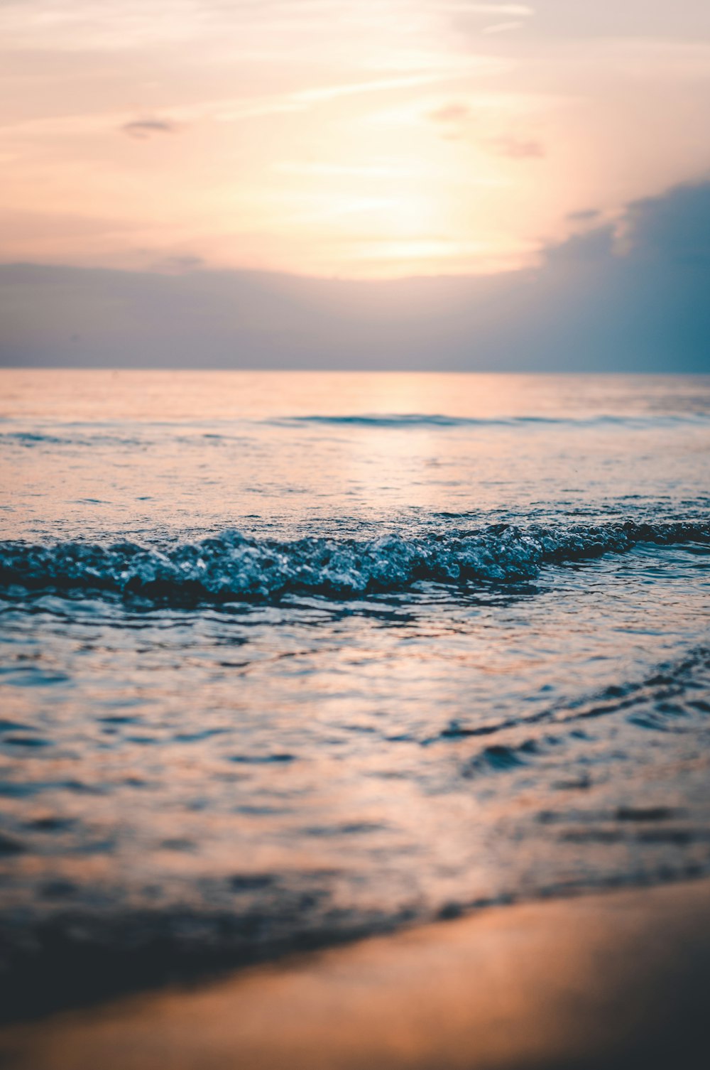 Vue sur la plage pendant l’heure dorée