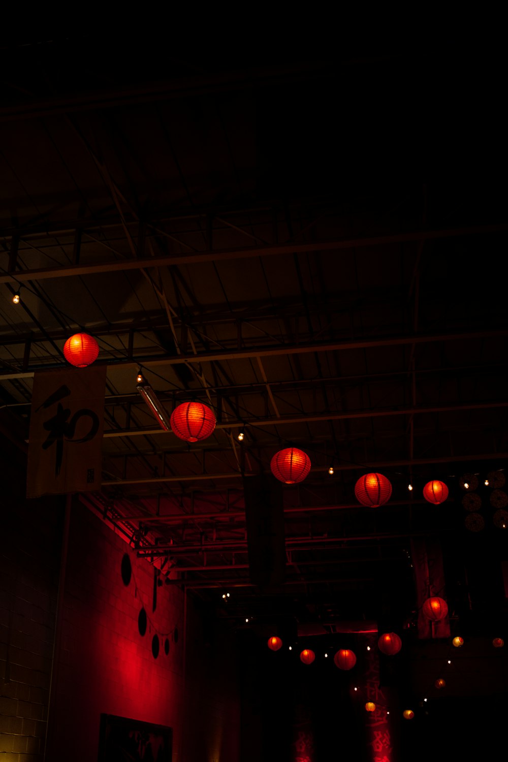 lanternes éclairées en rouge
