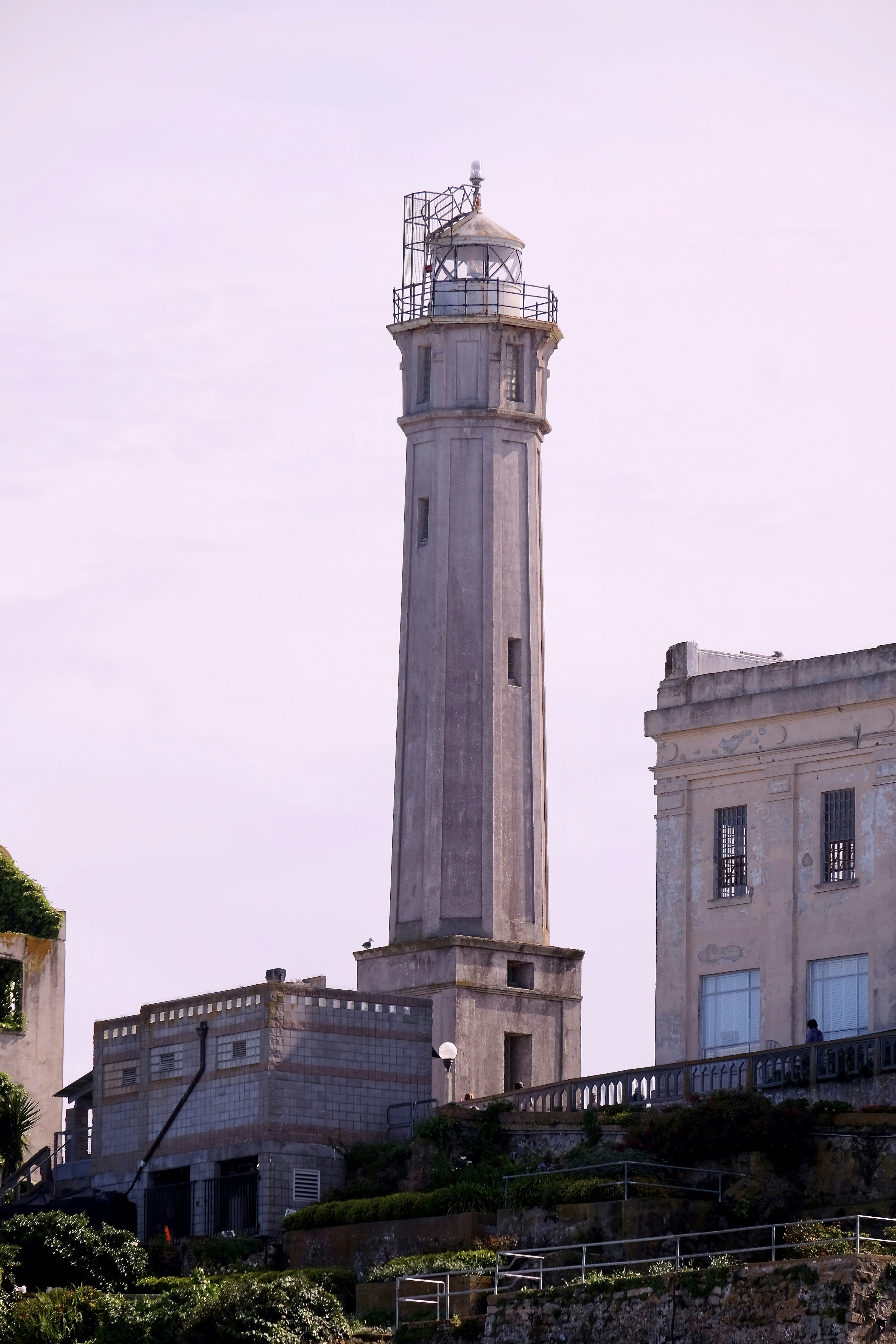 farol de concreto cinza durante o dia