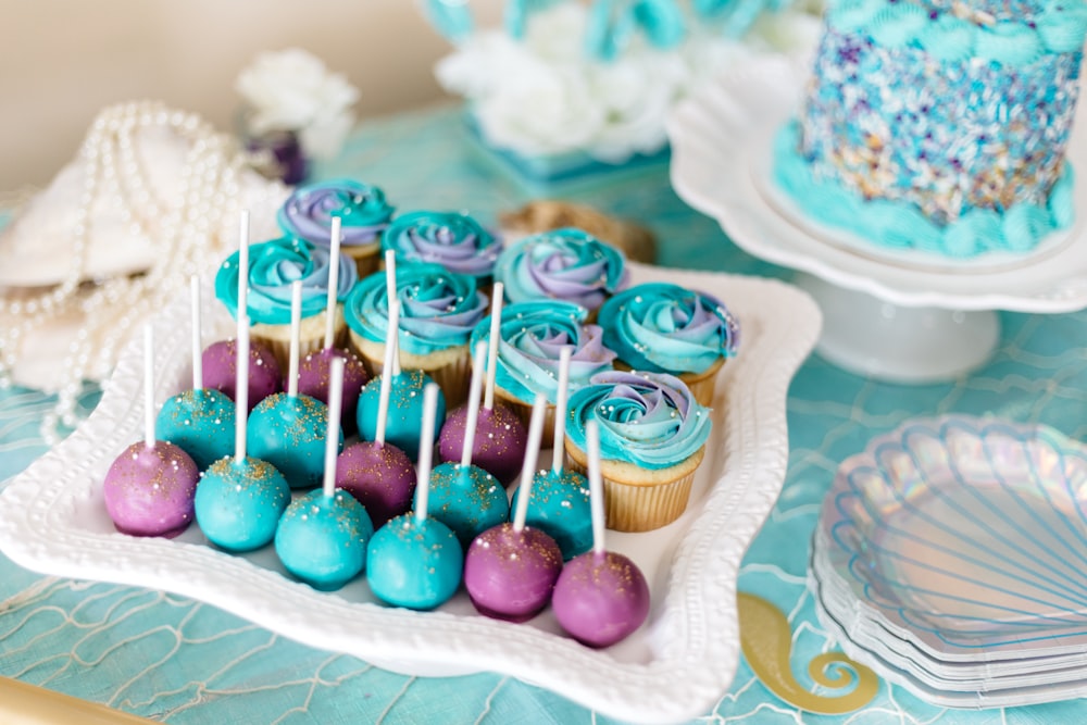 Cake Pops mit Cupcakes auf dem Tablett