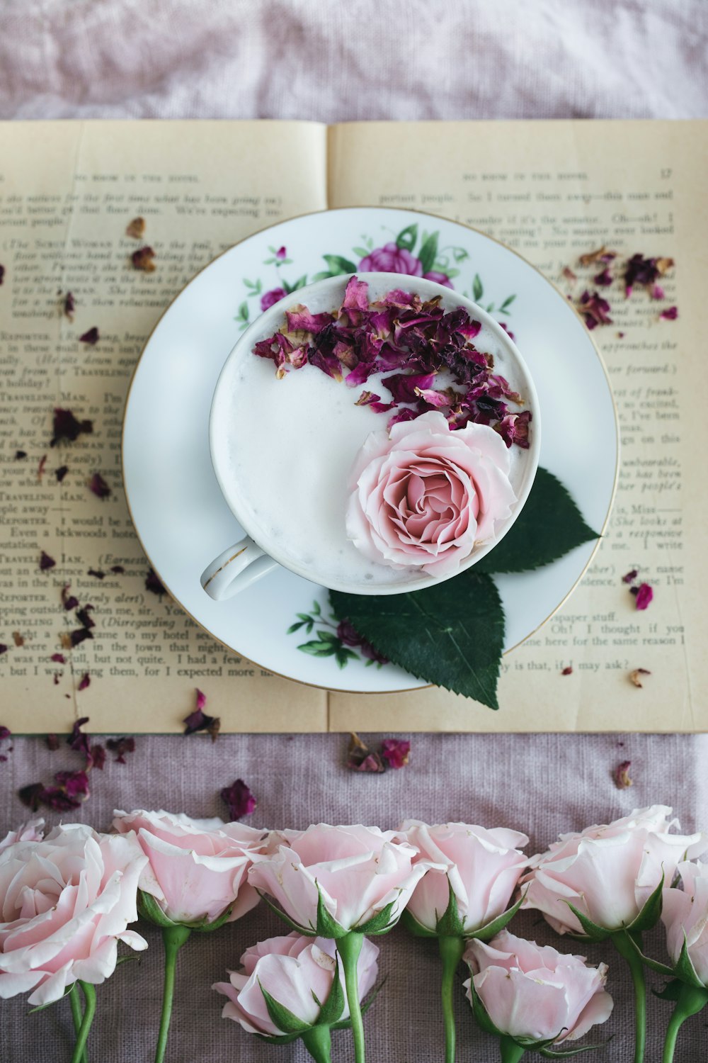runder weißer und rosafarbener Blumenteller