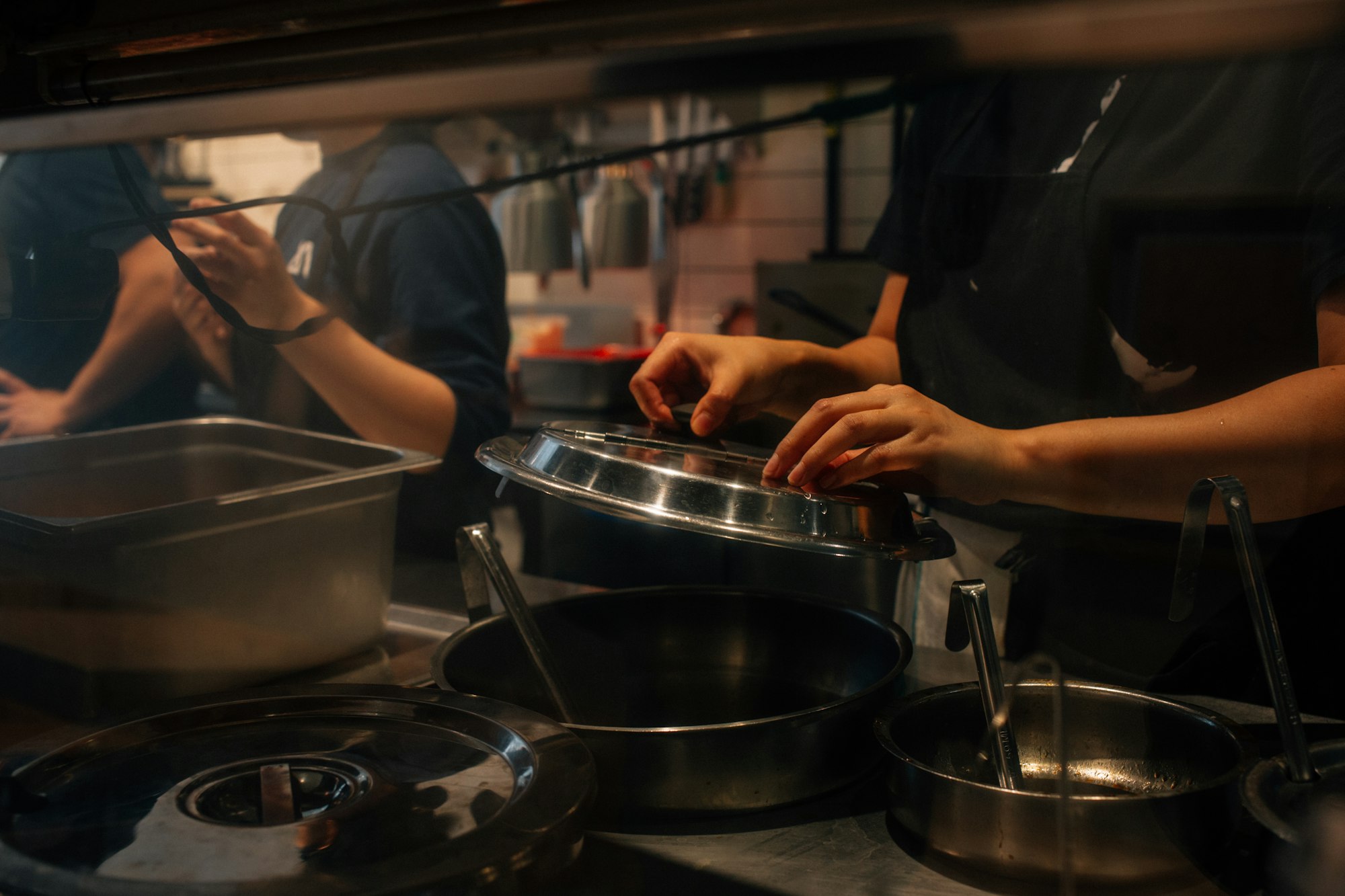 Cuochi al lavoro per preparare i pasti della festa di laurea al ristorante